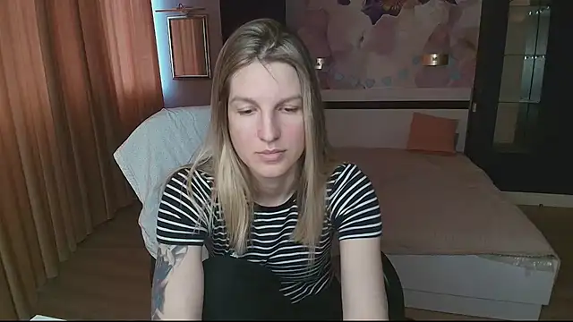EmilyWalkeri online show from 05-10-26, 07:13