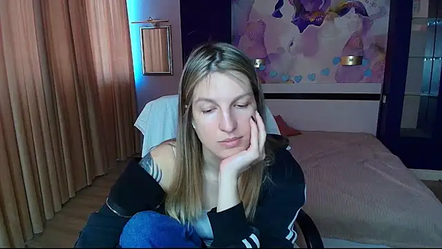 EmilyWalkeri online show from 05-11-26, 06:19