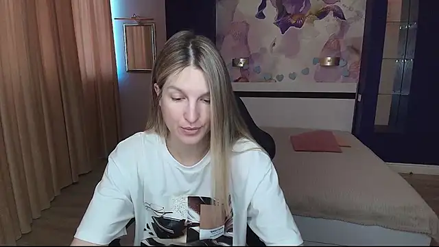 Snapshot of EmilyWalkeri chatting on 06-16-26, 07:00 EmilyWalkeri online show from 06-16-26, 07:00