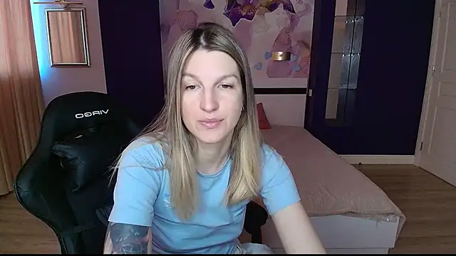 Snapshot of EmilyWalkeri chatting on 06-17-26, 06:49 EmilyWalkeri online show from 06-17-26, 06:49