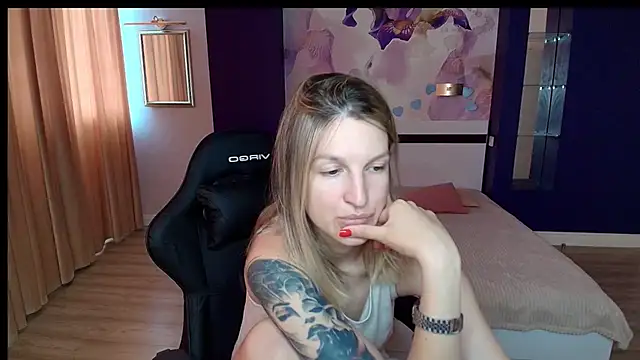 Snapshot of EmilyWalkeri chatting on 07-02-26, 07:25 EmilyWalkeri online show from 07-02-26, 07:25
