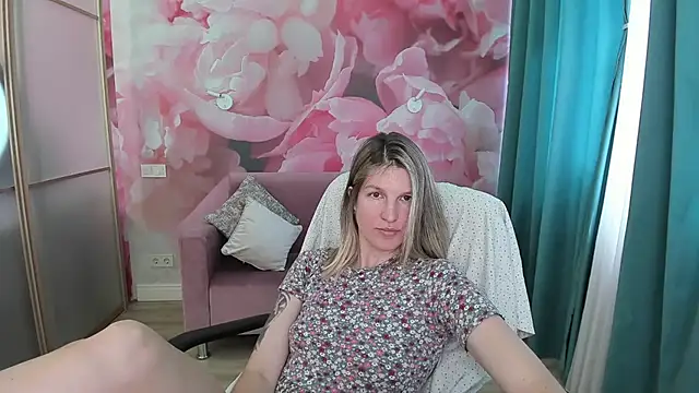 Snapshot of EmilyWalkeri chatting on 07-03-26, 07:37 EmilyWalkeri online show from 07-03-26, 07:37
