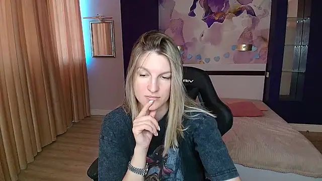 Snapshot of EmilyWalkeri chatting on 07-12-26, 08:27 EmilyWalkeri online show from 07-12-26, 08:27