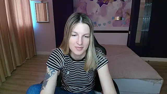 Snapshot of EmilyWalkeri chatting on 07-27-26, 07:15 EmilyWalkeri online show from 07-27-26, 07:15