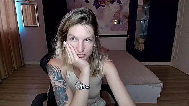 Snapshot of EmilyWalkeri chatting on 08-03-26, 07:18 EmilyWalkeri online show from 08-03-26, 07:18