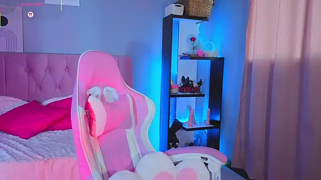 Snapshot of LoaLuxury chatting on 10-24-25, 05:31 LoaLuxury online show from 10-24-25, 05:31