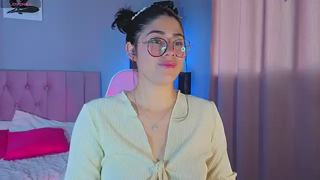 Snapshot of LoaLuxury chatting on 11-07-25, 05:57 LoaLuxury online show from 11-07-25, 05:57