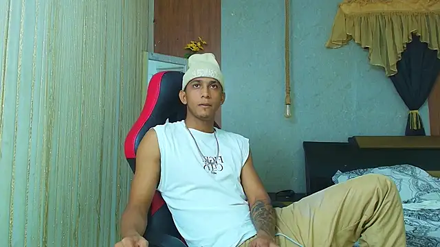 Snapshot of dominic_smith_ chatting on 06-08-26, 02:34 dominic smith online show from 06-08-26, 02:34
