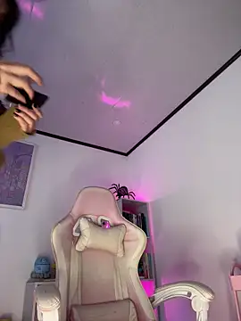 Snapshot of Tsuki-moon chatting on 10-09-25, 11:19 Tsuki-moon online show from 10-09-25, 11:19