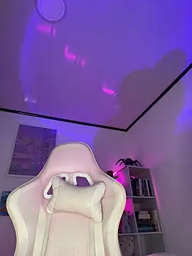 Snapshot of Tsuki-moon chatting on 11-23-25, 10:26 Tsuki-moon online show from 11-23-25, 10:26