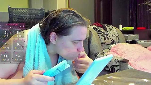 Snapshot of 1lindsey1 chatting on 09-10-25, 12:54 1lindsey1 online show from 09-10-25, 12:54