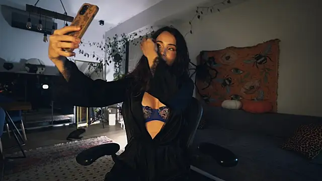 Leona Mell online show from 10-28-25, 06:32