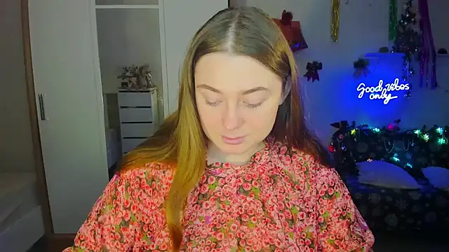 Snapshot of Demure_Smile chatting on 12-08-24, 04:14 Demure Smile online show from 12-08-24, 04:14