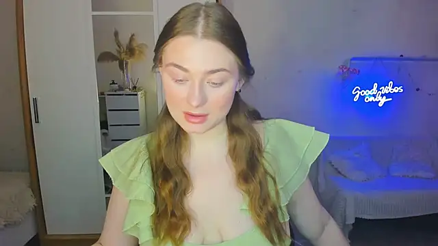 Snapshot of Demure_Smile chatting on 02-08-25, 07:04 Demure Smile online show from 02-08-25, 07:04