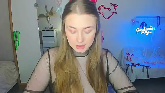 Snapshot of Demure_Smile chatting on 02-14-25, 02:44 Demure Smile online show from 02-14-25, 02:44