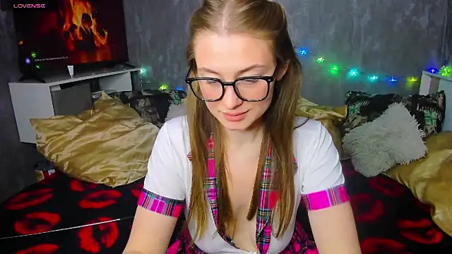 Snapshot of Demure_Smile chatting on 11-12-25, 04:18 Demure Smile online show from 11-12-25, 04:18