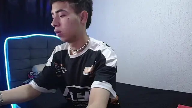 Snapshot of sexybat_twink chatting on 12-23-24, 08:03 sexybat twink online show from 12-23-24, 08:03