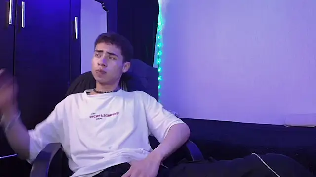 Snapshot of sexybat_twink chatting on 02-26-25, 02:46 sexybat twink online show from 02-26-25, 02:46