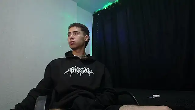 Snapshot of sexybat_twink chatting on 03-09-25, 11:14 sexybat twink online show from 03-09-25, 11:14