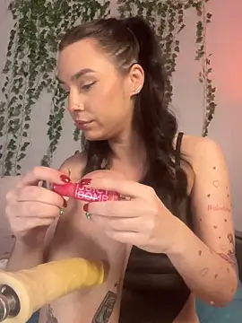 Snapshot of MiaNell chatting on 11-23-25, 12:10 MiaNell online show from 11-23-25, 12:10