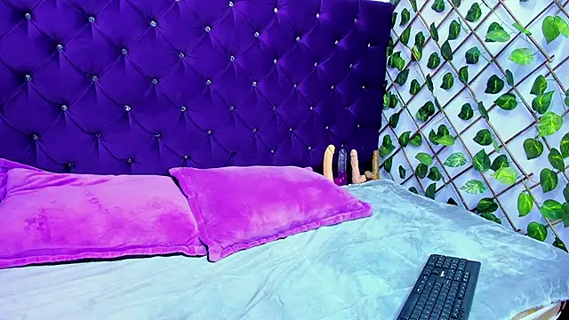 UnderBaby  online show from 10-17-25, 08:44