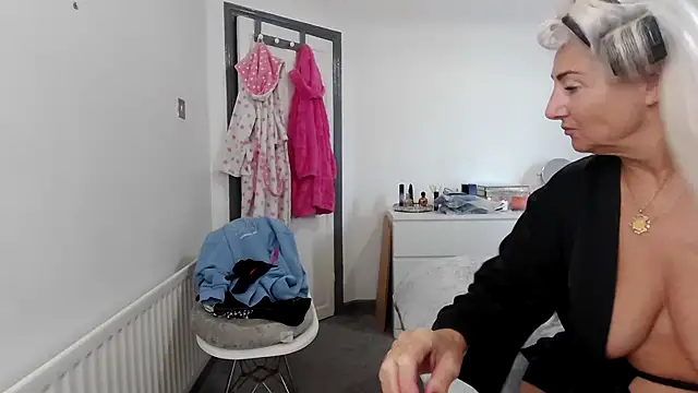 TanyaTaylor45 online show from 10-18-25, 12:39