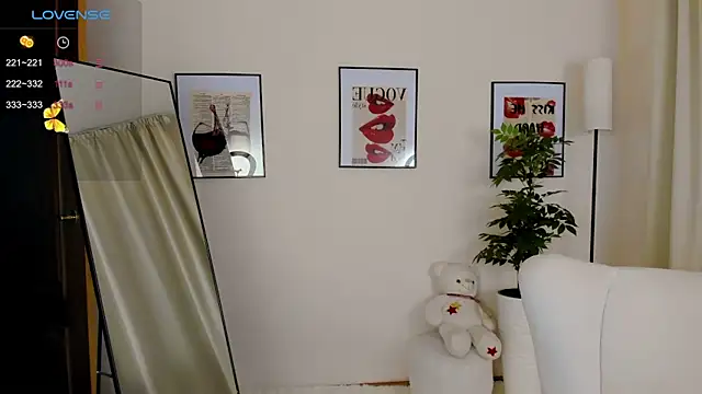 VanessaSmuth online show from 10-21-25, 02:01