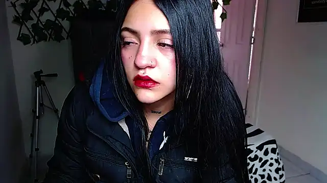 Snapshot of Violettasquirt chatting on 06-23-26, 01:53 Violettasquirt online show from 06-23-26, 01:53