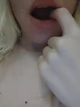 Linda 999 online show from 02-28-25, 10:20