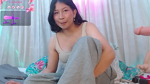 Snapshot of zoewilliams2 chatting on 12-14-25, 04:18 zoewilliams2 online show from 12-14-25, 04:18