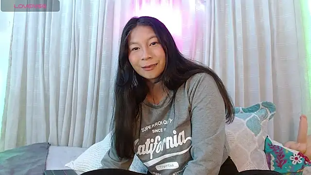 Snapshot of zoewilliams2 chatting on 12-21-25, 03:46 zoewilliams2 online show from 12-21-25, 03:46