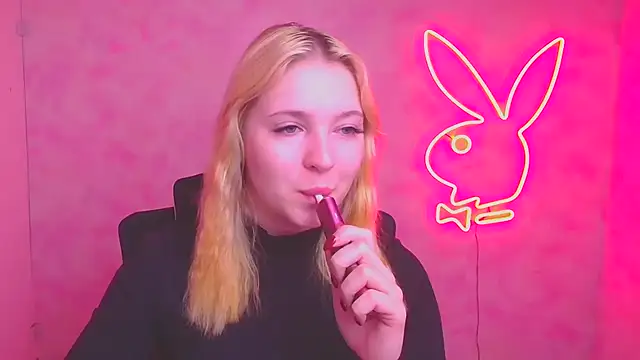 Snapshot of Milka_kiss_ chatting on 10-31-25, 07:09 Milka kiss online show from 10-31-25, 07:09