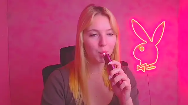 Snapshot of Milka_kiss_ chatting on 11-17-25, 01:06 Milka kiss online show from 11-17-25, 01:06