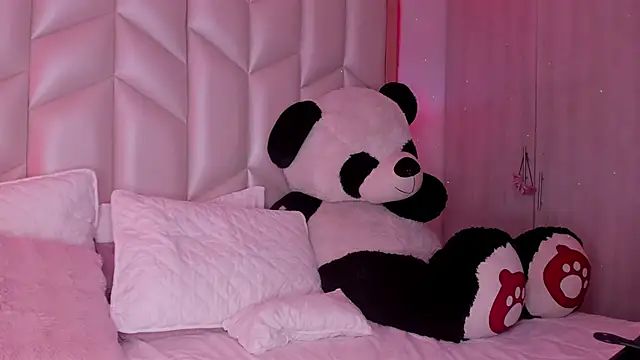 Snapshot of AlhanaRose chatting on 02-25-25, 02:25 AlhanaRose online show from 02-25-25, 02:25