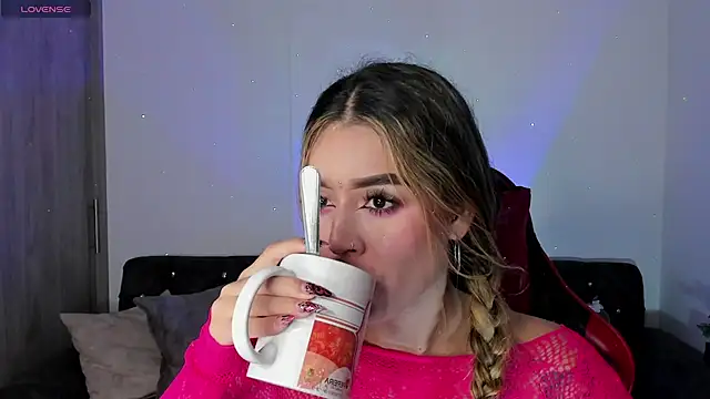 Snapshot of zoee_jackson chatting on 11-06-25, 04:13 zoee jackson online show from 11-06-25, 04:13