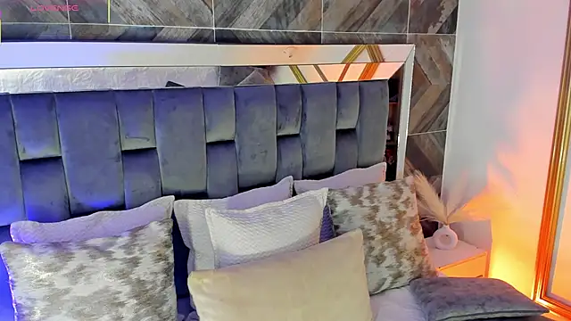 TaniaSmith1 online show from 12-15-25, 11:42