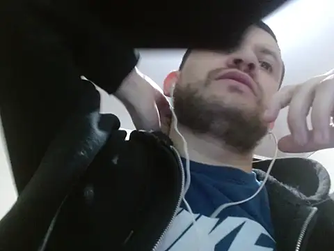 Snapshot of camiloking1720 chatting on 12-14-25, 06:41 camiloking1720 online show from 12-14-25, 06:41