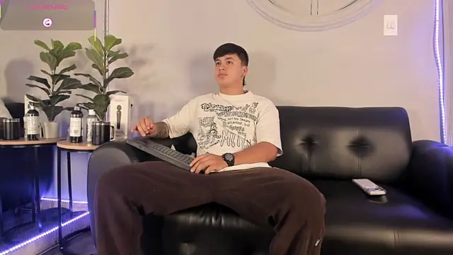 Cristopher strong online show from 04-08-26, 11:43