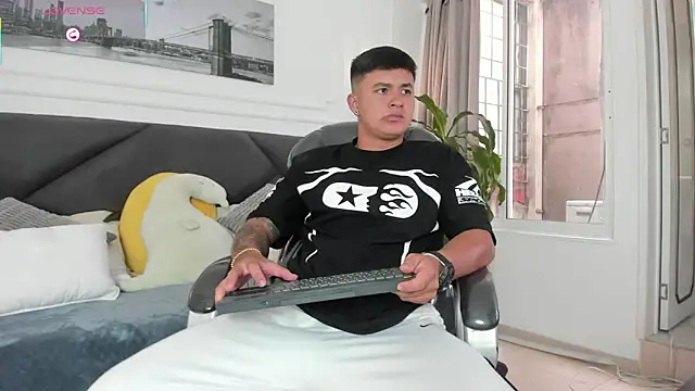 Snapshot of Cristopher_strong chatting on 05-11-26, 02:01 Cristopher strong online show from 05-11-26, 02:01