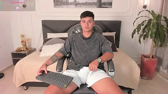 Snapshot of Cristopher_strong chatting on 05-17-26, 01:51 Cristopher strong online show from 05-17-26, 01:51