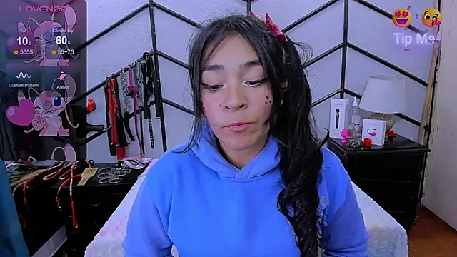 Snapshot of AlanaLuck chatting on 03-22-25, 12:57 AlanaLuck online show from 03-22-25, 12:57