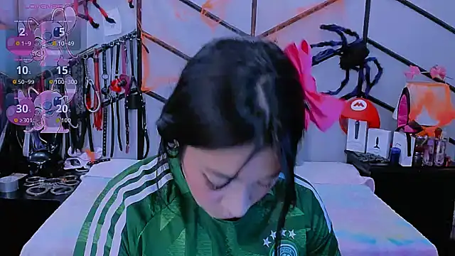 Snapshot of AlanaLuck chatting on 10-25-25, 07:30 AlanaLuck online show from 10-25-25, 07:30