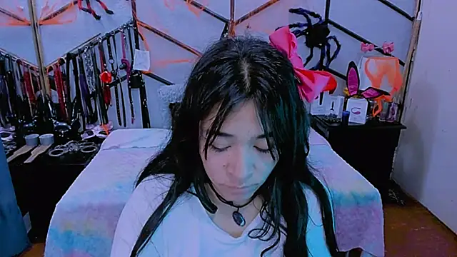 Snapshot of AlanaLuck chatting on 10-31-25, 12:33 AlanaLuck online show from 10-31-25, 12:33