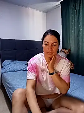 Snapshot of renata_hot1 chatting on 03-15-25, 07:38 renata hot1 online show from 03-15-25, 07:38