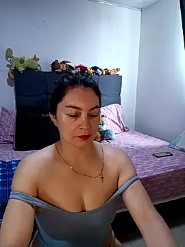 Snapshot of renata_hot1 chatting on 10-03-25, 03:09 renata hot1 online show from 10-03-25, 03:09