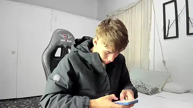 Snapshot of miguel_hz chatting on 03-07-25, 08:44 miguel hz online show from 03-07-25, 08:44