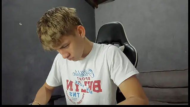 Snapshot of miguel_hz chatting on 03-20-25, 10:18 miguel hz online show from 03-20-25, 10:18