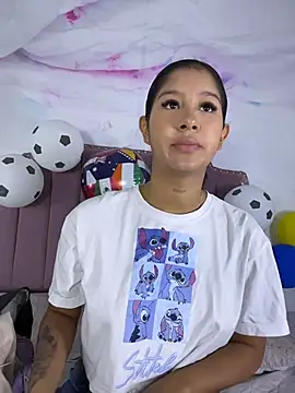 Snapshot of Aida_moreno chatting on 06-23-26, 11:52 Aida moreno online show from 06-23-26, 11:52