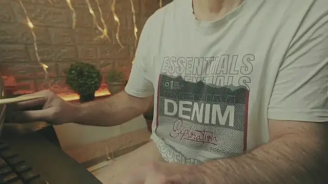 Snapshot of alex-volo chatting on 12-14-25, 02:06 alex-volo online show from 12-14-25, 02:06