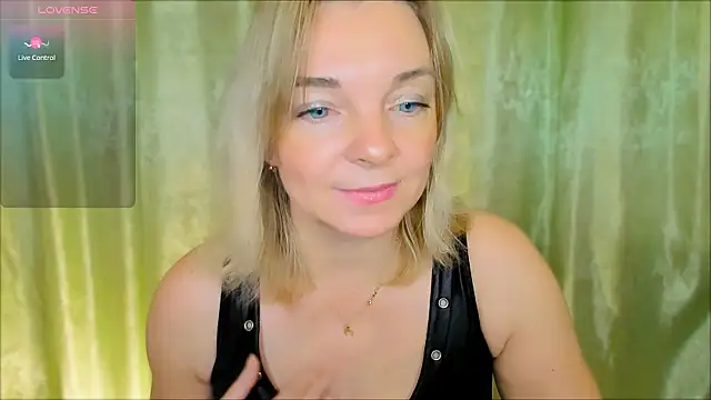 Snapshot of Regina__blue chatting on 12-02-24, 03:25 Regina blue online show from 12-02-24, 03:25